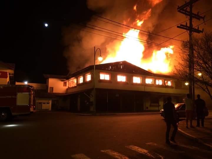 Inc&ecirc;ndio atingiu pr&eacute;dio em Gramado mas n&atilde;o deixou feridos