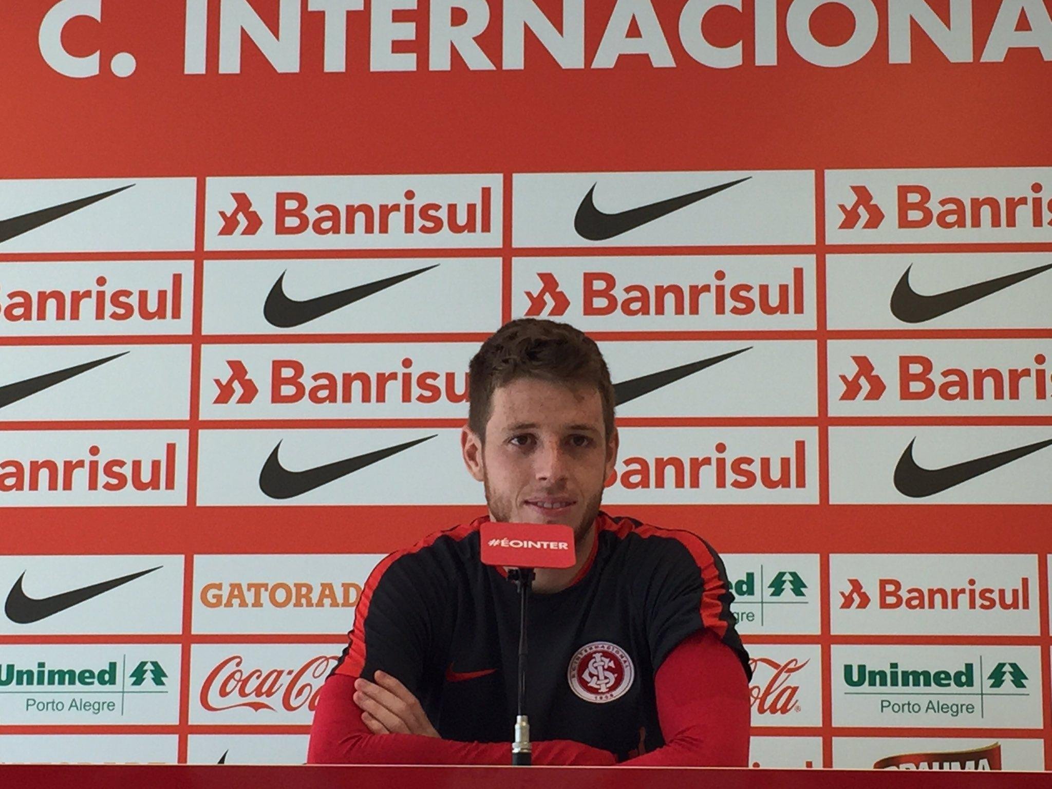 Aylon diz que jogar fora de casa, diminui press&atilde;o para o Inter 