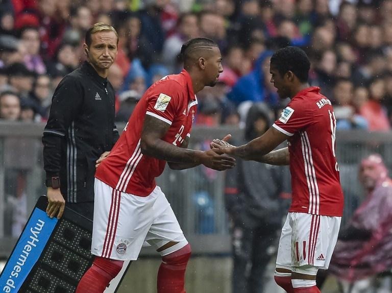 Douglas Costa precisou ser substitu&iacute;do