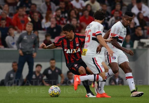 Goleiro paulista escorrega no fim do segundo tempo dando o gol da vit&oacute;ria aos paranaenses 