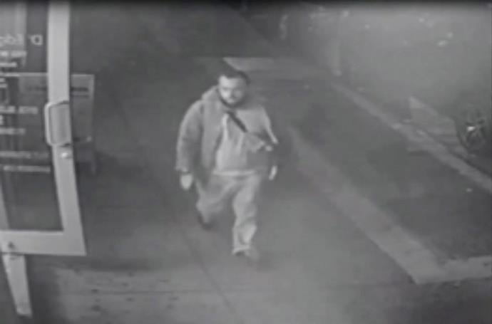 Ahmad Khan Rahami foi levado em uma ambul&acirc;ncia ap&oacute;s troca de tiros com a pol&iacute;cia