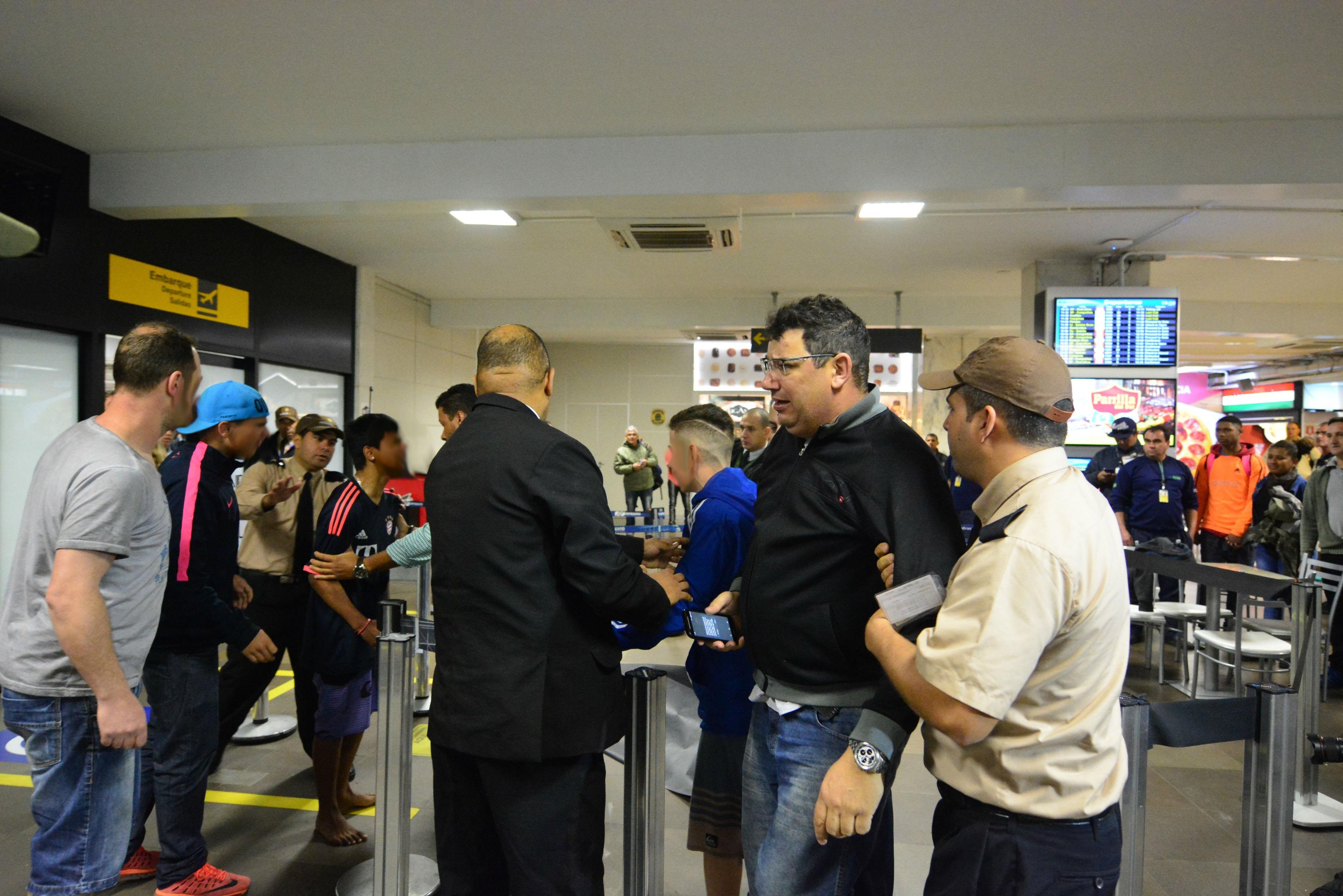 Amigos e familiares assistiram a execu&ccedil;&atilde;o no sagu&atilde;o do aeroporto Salgado Filho