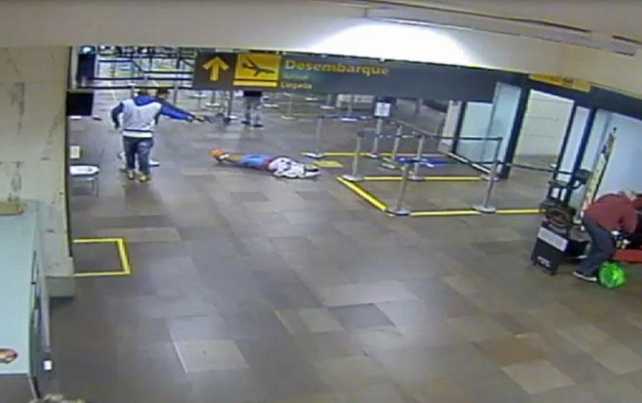 Dois homens efetuaram mais de 20 disparos contra rapaz