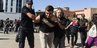 Estudantes protestaram pela volta dos seus professores na Turquia e foram detidos pela polícia local