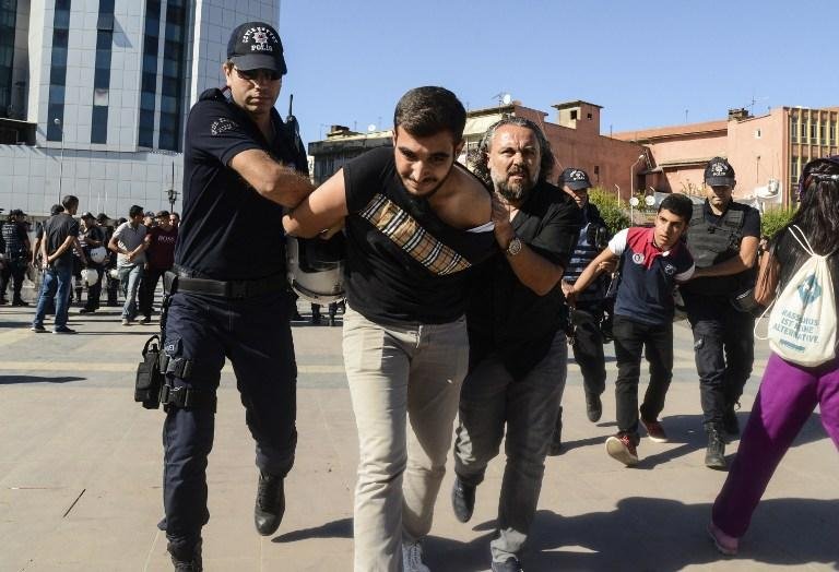 Estudantes protestaram pela volta dos seus professores na Turquia e foram detidos pela pol&iacute;cia local