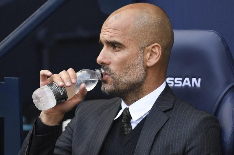 Guardiola afirma que Tour&eacute; n&atilde;o joga no City at&eacute; empres&aacute;rio pedir desculpa