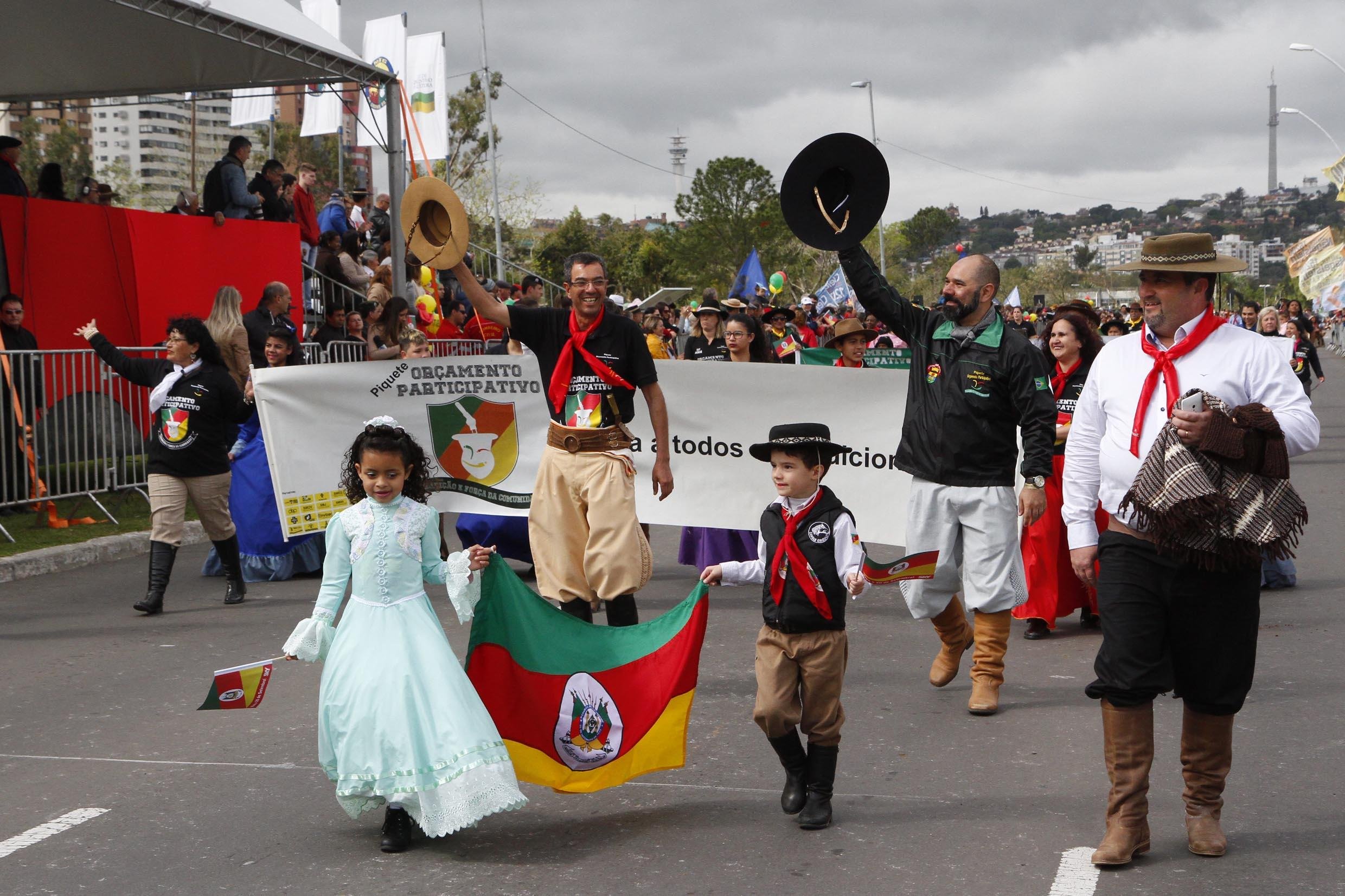 Mais de 10 mil pessoas participaram desfile em Porto Alegre