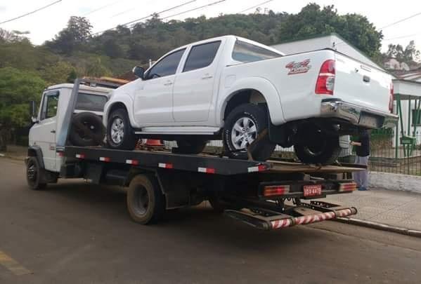 Ve&iacute;culos estavam com placas adulteradas dentro de lavagem de carro