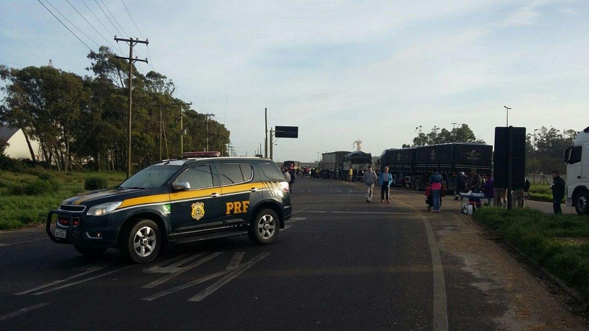 Trabalhadores de estaleiro bloqueiam BR 392, em Rio Grande 