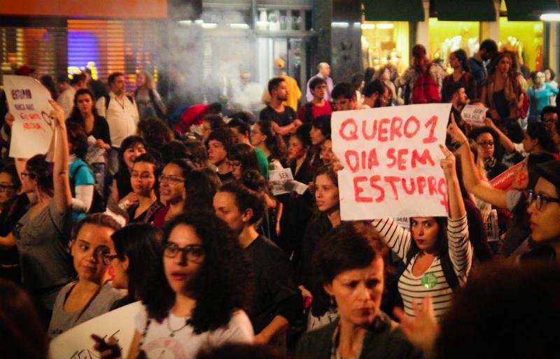 Um ter&ccedil;o da popula&ccedil;&atilde;o brasileira responsabiliza mulher pelo estupro, indica pesquisa