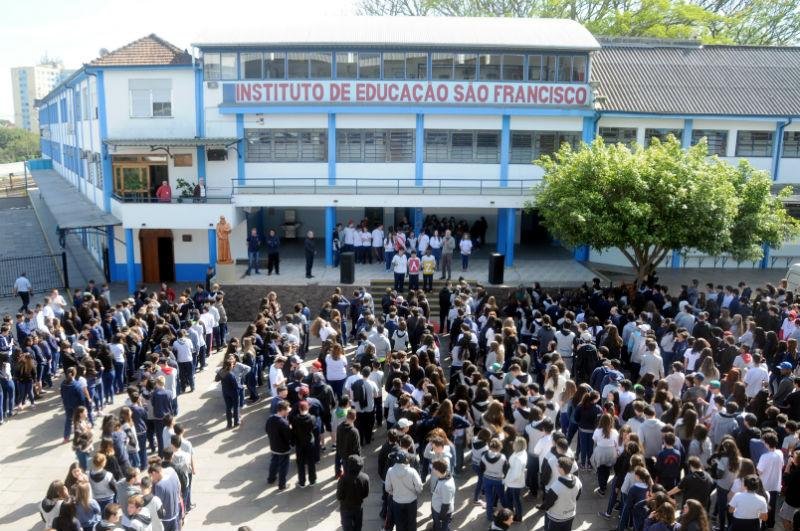 Alunos d&atilde;o abra&ccedil;o simb&oacute;lico a escola em protesto por paz em Porto Alegre