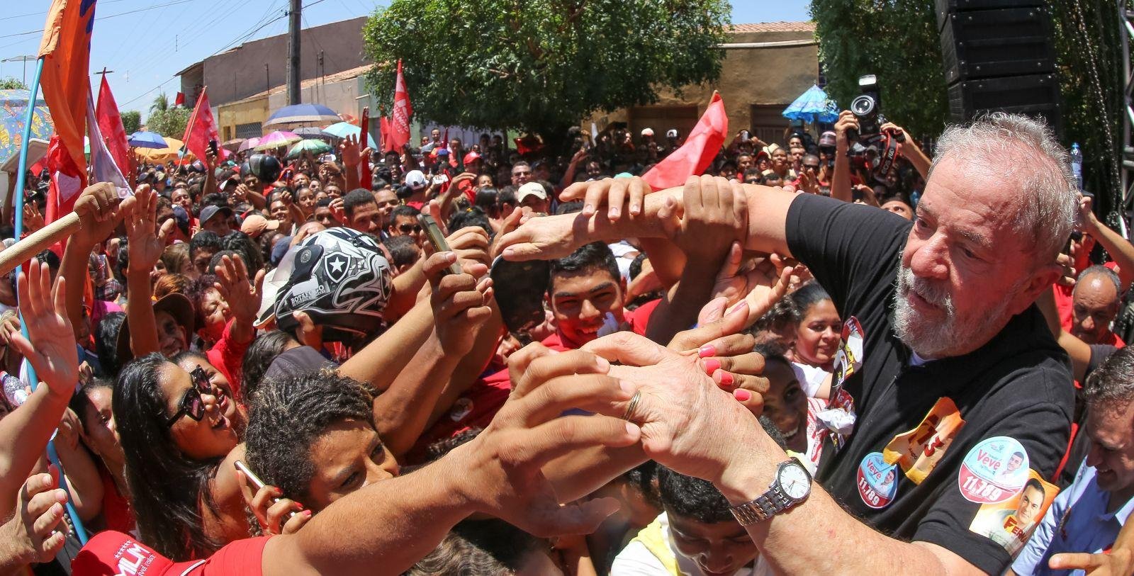 Lula foi assistido por centenas de cearenses em Barbalha