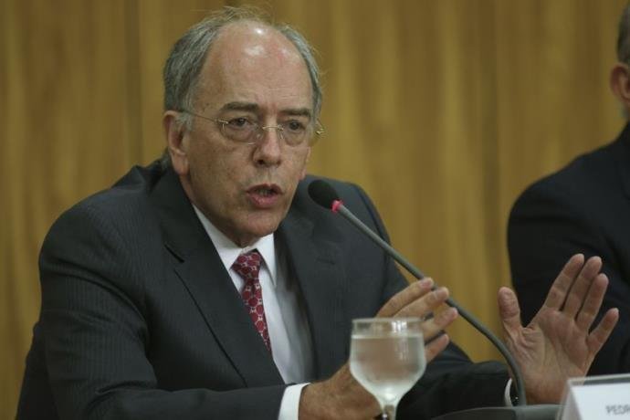 Pedro Parente disse que n&atilde;o h&aacute; decis&atilde;o tomada sobre redu&ccedil;&atilde;o de pre&ccedil;os dos combust&iacute;veis