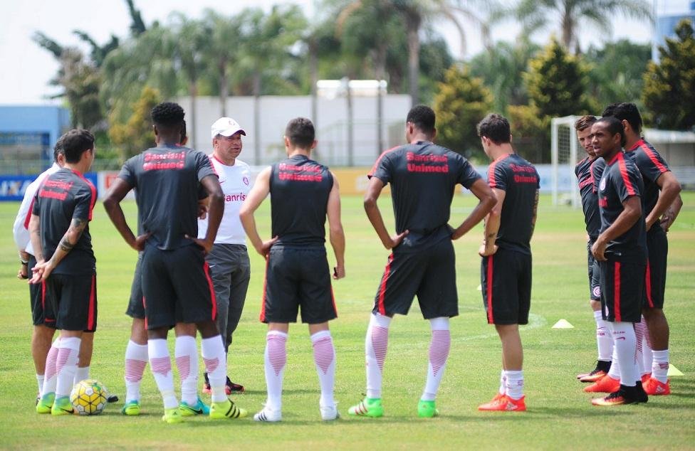 Roth deve escalar apenas Danilo Fernandes e Paul&atilde;o, do time titular