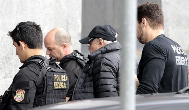 Guido Mantega &eacute; conduzido por policiais federais em S&atilde;o Paulo