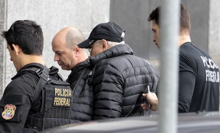 De acordo com nota oficial, ex-ministro se apresentou espontaneamente na portaria do edif&iacute;cio