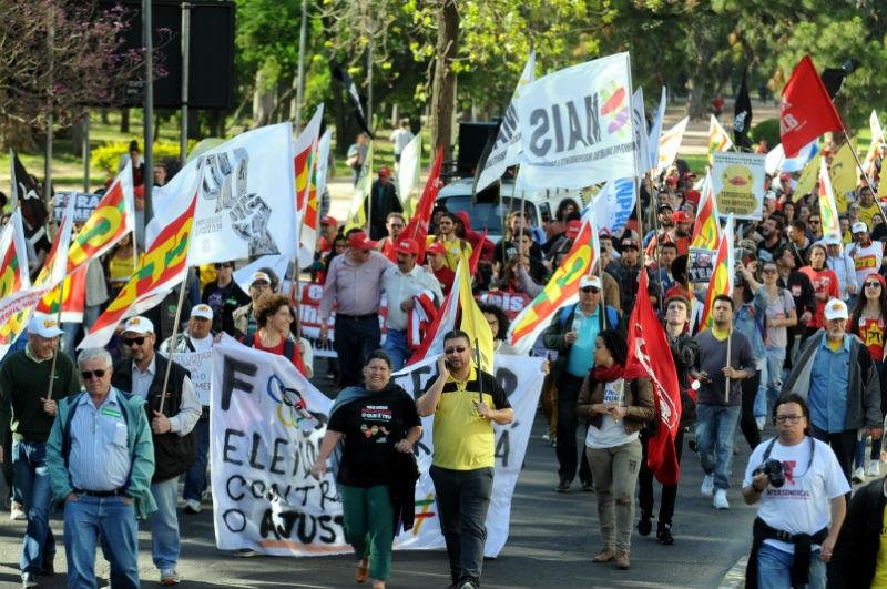 Centrais sindicais encerram protesto em Porto Alegre ap&oacute;s cinco horas 