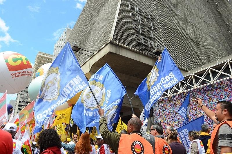 Manifesta&ccedil;&atilde;o reuniu banc&aacute;rios, professores, metal&uacute;rgicos, profissionais da sa&uacute;de, entre outras categorias