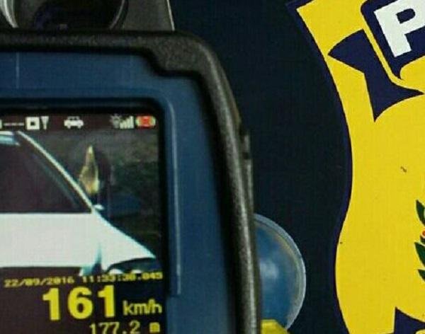 Motorista foi multado por excesso de velocidade e imprud&ecirc;ncia, em Ros&aacute;rio do Sul