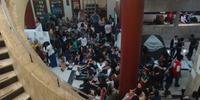 Estudantes ocupam reitoria da Ufrgs contra restrição na política de cotas