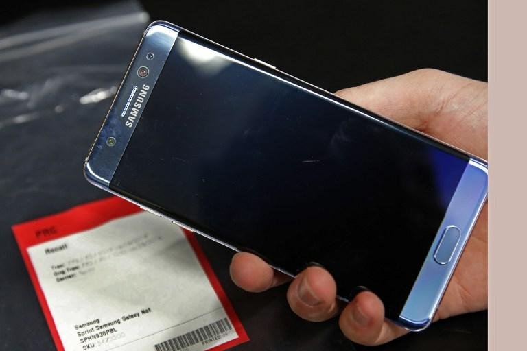 Fuma&ccedil;a sa&iacute;da de celular Samsung ativa alarme em voo indiano