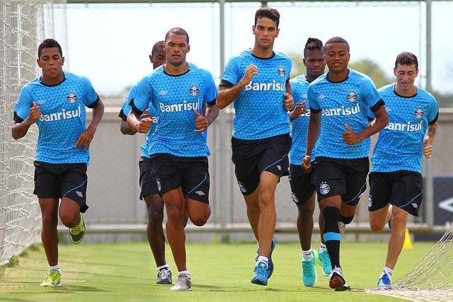 Raul, ao centro, foi chamado para torneio amistoso da Sele&ccedil;&atilde;o Sub-20