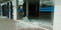 Agências bancárias têm vidros quebrados na zona Norte de Porto Alegre