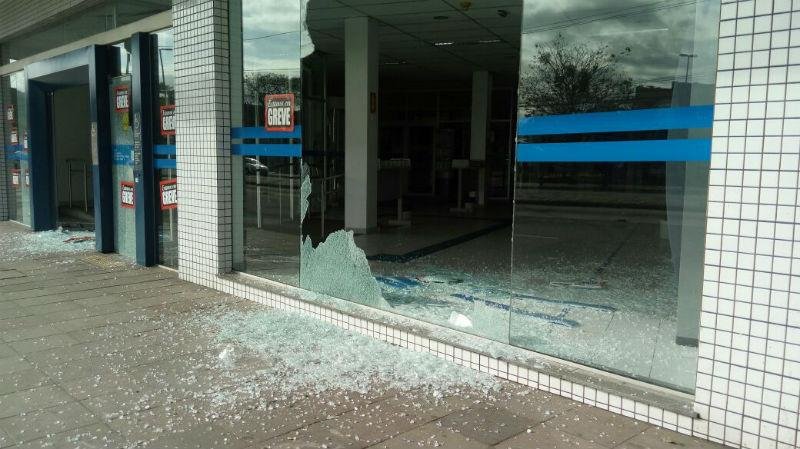 Ag&ecirc;ncias banc&aacute;rias t&ecirc;m vidros quebrados na zona Norte de Porto Alegre