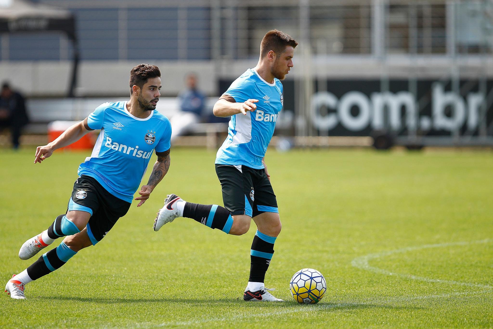 Ramiro ser&aacute; titular na lateral do Gr&ecirc;mio contra a Chapecoense