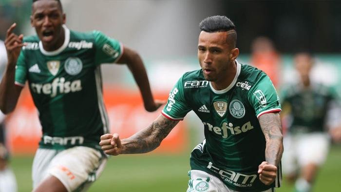 Palmeiras vence Coritiba por 2 a 1 e se mant&eacute;m na lideran&ccedil;a
