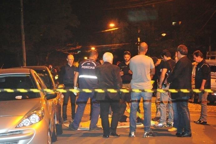 M&atilde;e de estudante foi baleada enquanto aguardava filho no carro