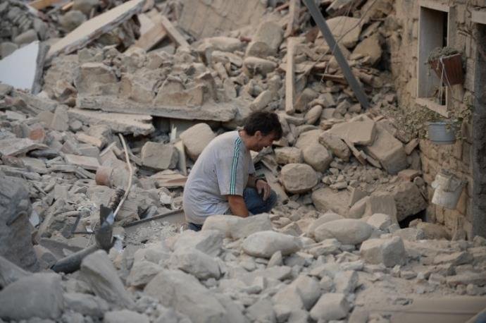 Um m&ecirc;s ap&oacute;s terremoto na It&aacute;lia, total de mortos sobe para 298