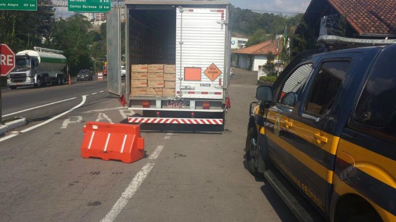 Caminh&atilde;o &eacute; flagrado com quatro toneladas de explosivos em situa&ccedil;&atilde;o perigosa