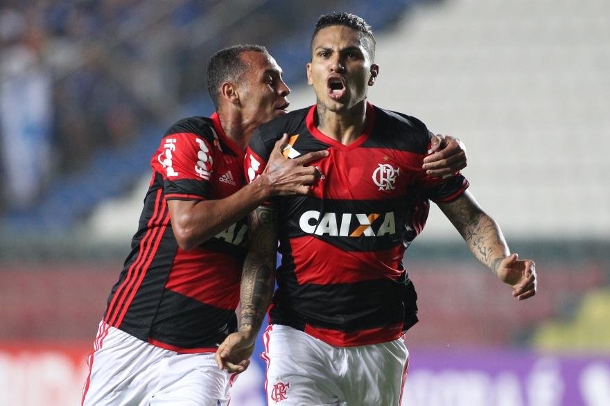 Virada de 2 a 1 mant&eacute;m rubro-negro forte na briga pelo t&iacute;tulo, com dist&acirc;ncia de apenas um ponto do Palmeiras 