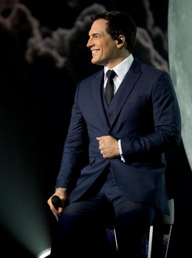 Daniel Boaventura faz show "Your Song" no teatro do Sesi