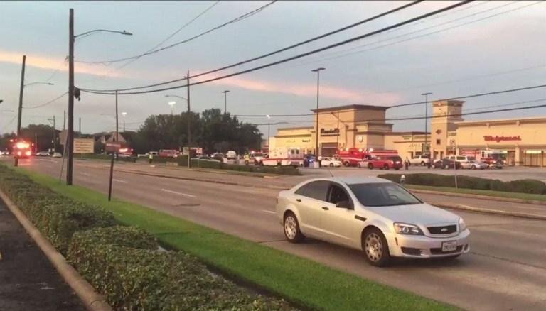 V&aacute;rias pessoas ficam feridas em tiroteio em shopping de Houston