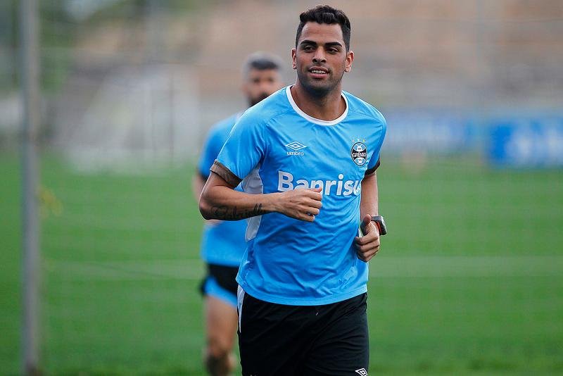 Les&atilde;o tira Maicon de jogo contra o Palmeiras