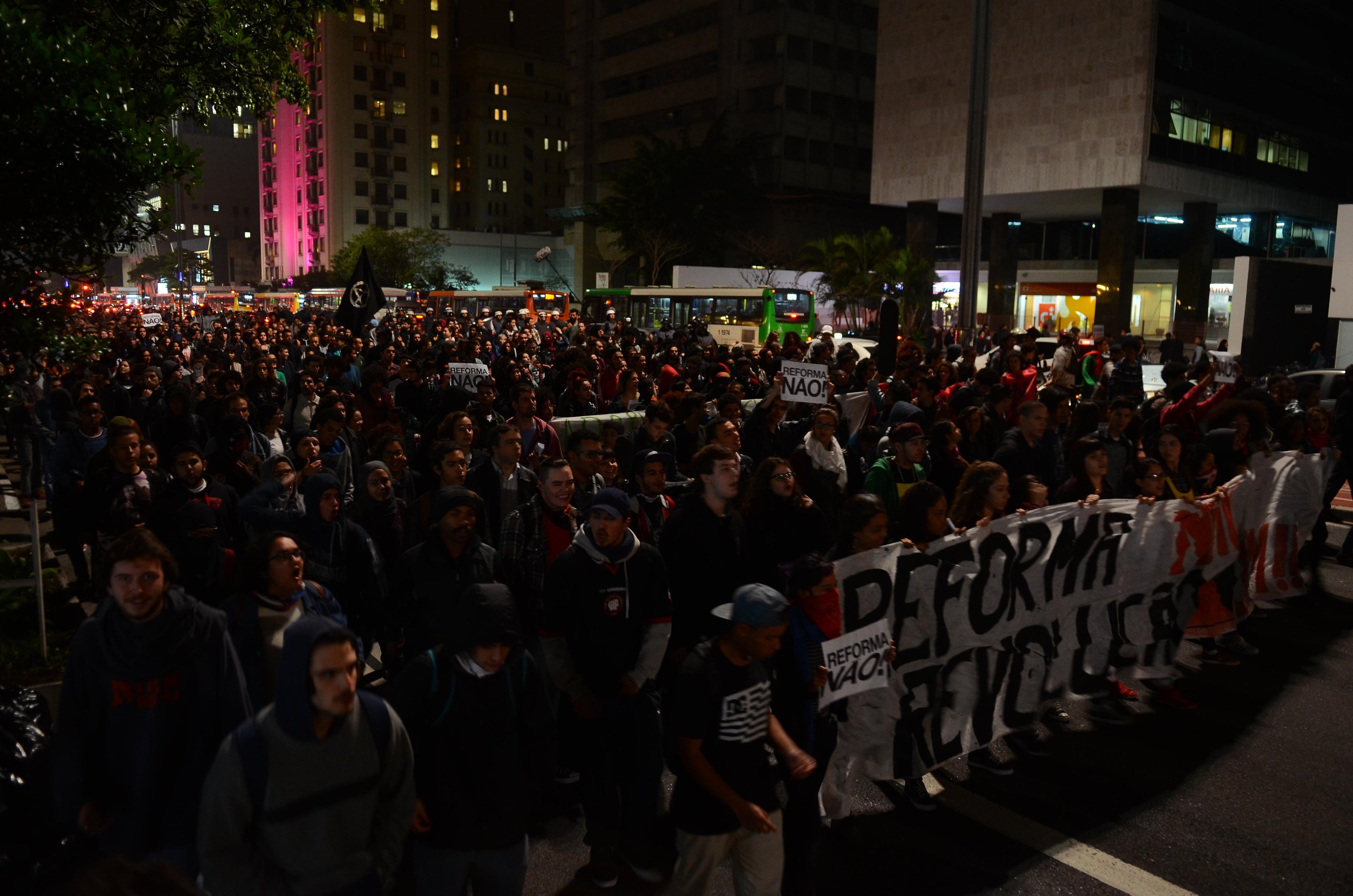Multid&atilde;o fez manifesta&ccedil;&atilde;o em frente &agrave; sede do PMDB e encerrou ato no Monumento &agrave;s Bandeiras
