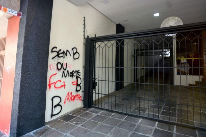 Torcedores amea&ccedil;am Carvalho com picha&ccedil;&atilde;o em pr&eacute;dio em Porto Alegre	