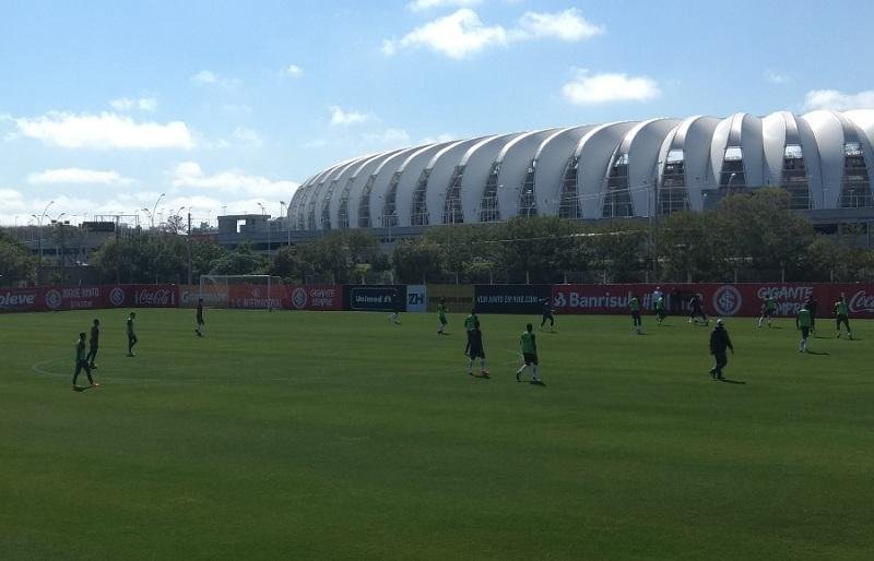 Torcedores chamam jogadores de mercen&aacute;rios durante treino do Inter