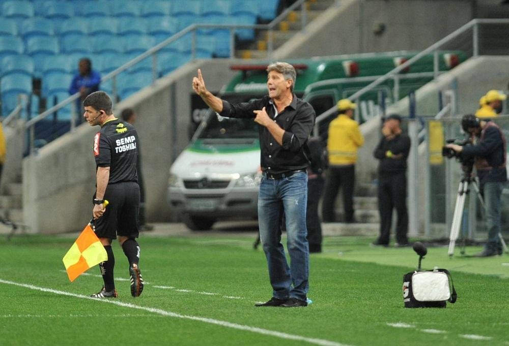 T&eacute;cnico elogiou postura do time e salientou consist&ecirc;ncia defensiva na bola a&eacute;rea