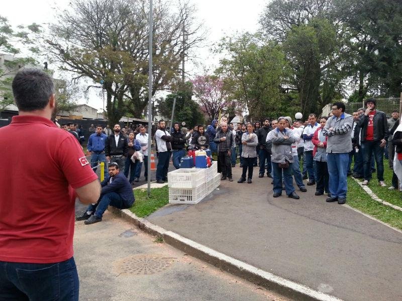 Na GKN, em Porto Alegre, metal&uacute;rgicos cruzaram os bra&ccedil;os durante mobiliza&ccedil;&atilde;o