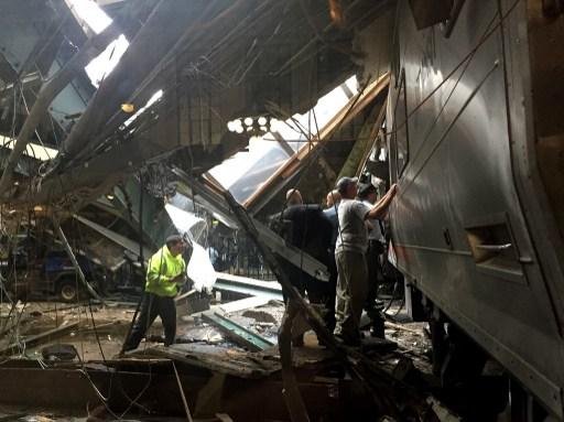 Trem colidiu contra plataforma de passageiros