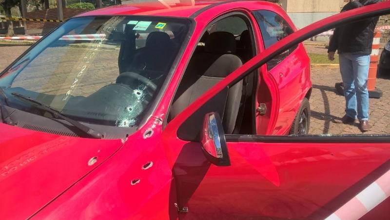 Carro foi alvo de v&aacute;rios disparos em Porto Alegre
