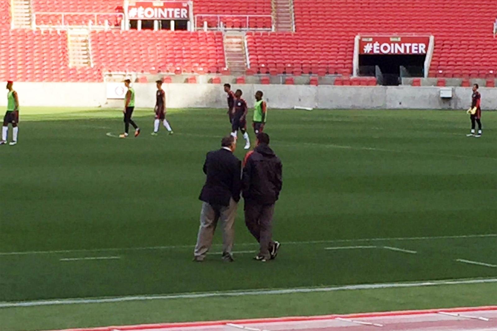 Roth e Carvalho conversaram bastante durante treino do Inter