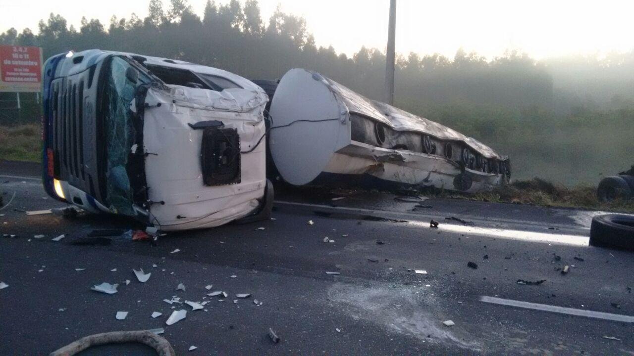 Tr&acirc;nsito est&aacute; bloqueado nos dois sentidos da ERS 122