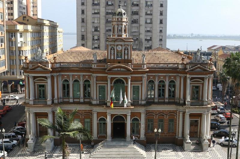 Disputa acirrada por vaga no segundo turno marca campanha eleitoral em Porto Alegre