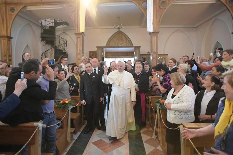 Papa denuncia "guerra mundial" contra o casamento
