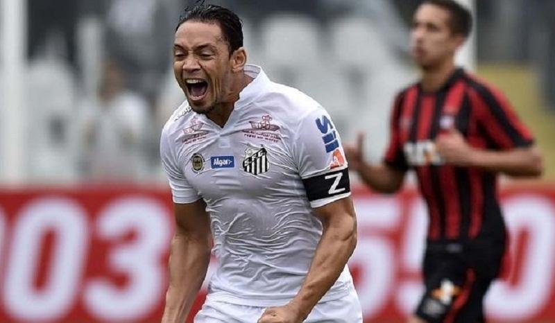Com gol de Ricardo Oliveira, Santos derrota Atl&eacute;tico-PR e se mant&eacute;m no G4