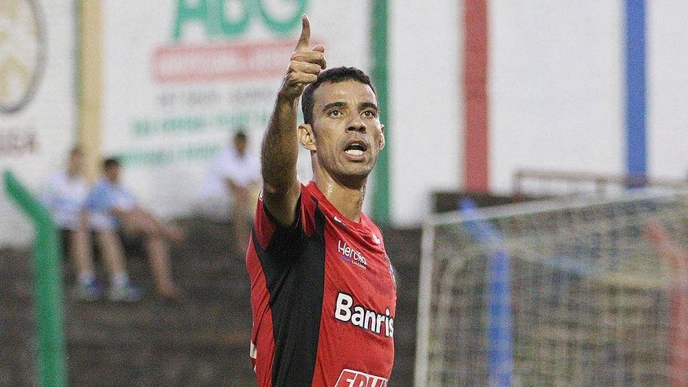 Meia do Brasil de Pelotas &eacute; punido no STJD